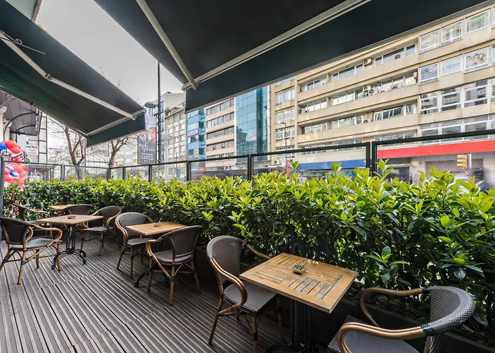 더블트리 바이 힐튼 - 시르케지