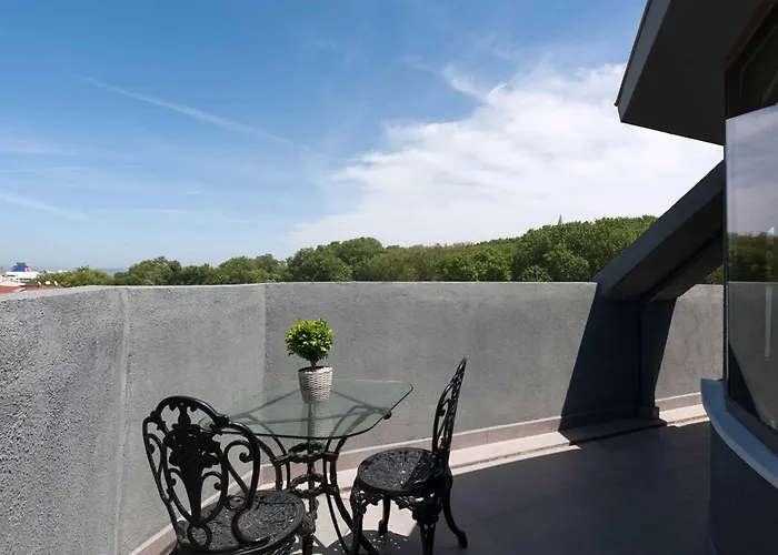 더블트리 바이 힐튼 - 시르케지